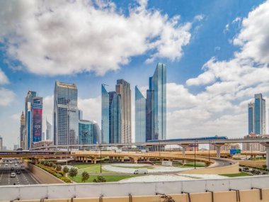 Dubai 'deki ünlü Şeyh Zayed Yolu boyunca gökdelenler, Birleşik Arap Emirlikleri.