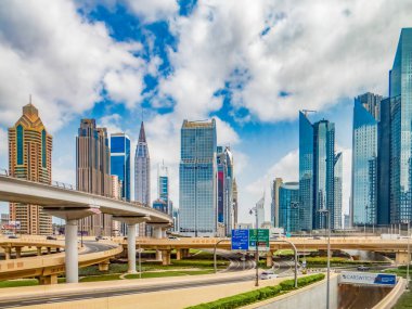 Dubai 'deki ünlü Şeyh Zayed Yolu boyunca gökdelenler, Birleşik Arap Emirlikleri.