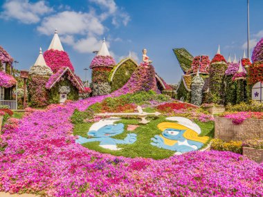 Dubai Mucize Bahçesi dünyanın en büyük doğal çiçek bahçesi, 150 milyon farklı türde çiçek ve en iyi turist, eşsiz gösteri ve abartılı açık hava eğlence merkezidir. Dubai 'de. BAE.