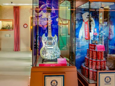 Dubai Alışveriş Merkezi. Coronet 'in cenneti: Dünyanın en pahalı gitarı. 11.441 'den fazla elmasla kaplı, 2 milyon dolar. Dubai 'de. BAE.