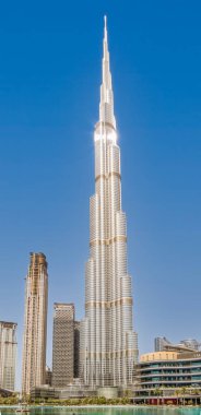 Dubai, BAE. Dubai 'de güneşli bir günde, Birleşik Arap Emirlikleri' nde modern bir gökdelen kulesi..