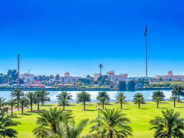 Al-Majaz 'ın göl kenarından, dönme dolabı ve yüksek binaları olan Al-Montazah Parkı' na bakın. BAE. Sharjah.