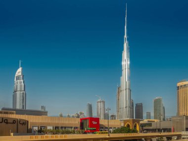 Dubai, BAE. Dubai 'de güneşli bir günde, Birleşik Arap Emirlikleri' nde modern bir gökdelen kulesi..