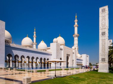 Abu Dabi. Abu Dabi, BAE 'deki Şeyh Zayed camii. Şeyh Zayed camisi BAE 'deki en büyük camidir..