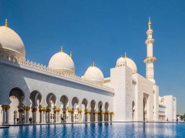 Abu Dabi. Abu Dabi, BAE 'deki Şeyh Zayed camii. Şeyh Zayed camisi BAE 'deki en büyük camidir..