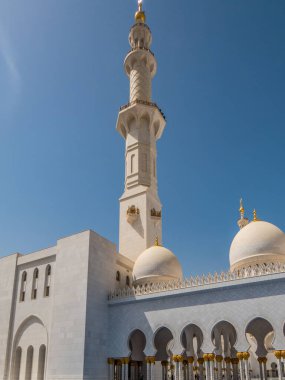 Abu Dabi. Abu Dabi, BAE 'deki Şeyh Zayed camii. Şeyh Zayed camisi BAE 'deki en büyük camidir..