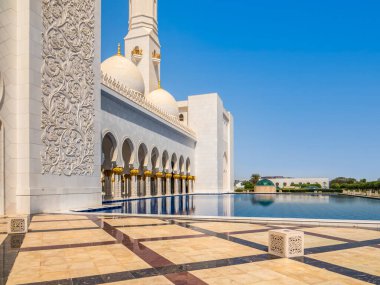 Abu Dabi. Abu Dabi, BAE 'deki Şeyh Zayed camii. Şeyh Zayed camisi BAE 'deki en büyük camidir..