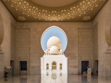 Abu Dabi. Abu Dabi, BAE 'deki Şeyh Zayed camii. Şeyh Zayed camisi BAE 'deki en büyük camidir..