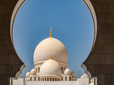 Abu Dabi. Abu Dabi, BAE 'deki Şeyh Zayed camii. Şeyh Zayed camisi BAE 'deki en büyük camidir..