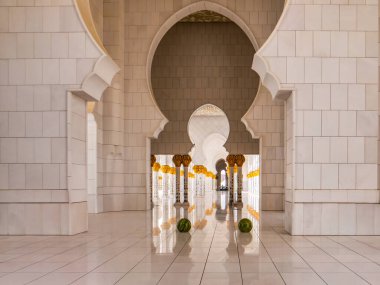 Abu Dabi. Abu Dabi, BAE 'deki Şeyh Zayed camii. Şeyh Zayed camisi BAE 'deki en büyük camidir..