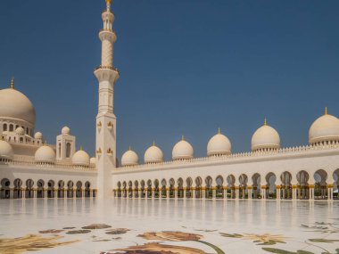 Abu Dabi. Abu Dabi, BAE 'deki Şeyh Zayed camii. Şeyh Zayed camisi BAE 'deki en büyük camidir..