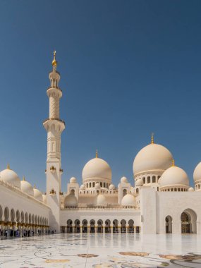 Abu Dabi. Abu Dabi, BAE 'deki Şeyh Zayed camii. Şeyh Zayed camisi BAE 'deki en büyük camidir..
