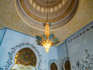 ABU DHABI, BİRLİK ARAB EMIRATES. Abu Dabi 'deki Şeyh Zayed Camii' nin içindeki avize.