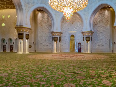 ABU DHABI, BAE. Şeyh Zayed Büyük Camii 'ndeki İran halısı, Abu Dabi, BAE, dünyanın en büyük halısı olarak kabul edilir..