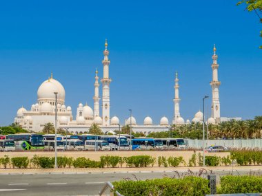 Abu Dabi. Abu Dabi, BAE 'deki Şeyh Zayed camii. Şeyh Zayed camisi BAE 'deki en büyük camidir..