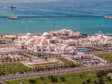 Abu Dabi, BAE: Görkemli beyaz Qasr Al Watan kraliyet sarayı ve deniz kıyısındaki başkanlık konutunun havadan görünüşü.
