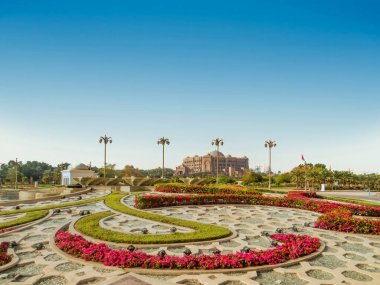 Abu Dabi, Birleşik Arap Emirlikleri. Emirates Sarayı 'nın Mandarin Oriental Oteli' nin resmi yukarıdan görüldüğü gibi..
