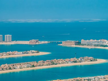 Dubai Marina, Dubai, Birleşik Arap Emirlikleri. Palm Adaları 'nın havadan görünüşü üç yapay adadan oluşur: Palm Jumeirah, Deira Adaları ve Dubai kıyılarındaki Palm Jebel Ali..