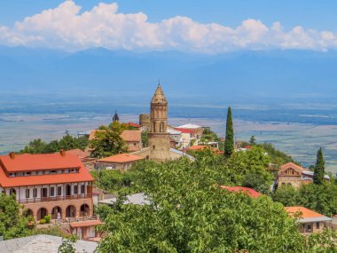 St. George Kilisesi ve Alazani vadisi, Gürcistan, Kakheti bölgesi, Signagi köyü hava manzaralı. Gombori Range yakınlarındaki tepede Sighnaghi aşk şehri.