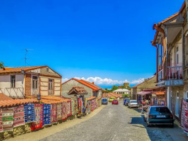 Gürcistan el yapımı halıları Gürcistan 'ın Kakheti bölgesindeki Sighnaghi Kasabası sokaklarında satıldı. Şehir parkından şehir duvarına ve Alazani Vadisi manzarasına doğru bir yürüyüş yapın..