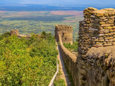 Sighnaghi şehrinin etrafında kuleleri olan taşlardan eski bir şehir duvarı. Kakheti. Georgia mı? Gürcistan 'da aşk şehri. Gürcistan 'daki Sighnaghi şehrinin mimarisi..