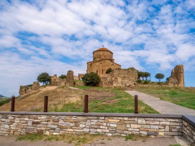 Güzel doğa ve Jvari Manastırı, 6. yüzyılın Gürcü Ortodoks manastırı dağ tepesinde eski Mtskheta kasabası (UNESCO Dünya Mirası sahası))