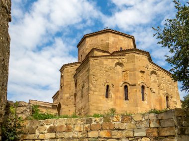 Güzel doğa ve Jvari Manastırı, 6. yüzyılın Gürcü Ortodoks manastırı dağ tepesinde eski Mtskheta kasabası (UNESCO Dünya Mirası sahası))
