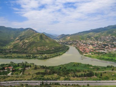 Mtskheta kasabasının manzarası, Aragvi ve Kura nehirlerinin kesiştiği yer, Jvari Manastırı, Gürcistan