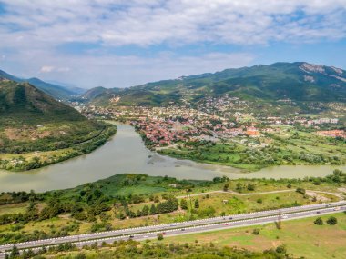 Mtskheta kasabasının manzarası, Aragvi ve Kura nehirlerinin kesiştiği yer, Jvari Manastırı, Gürcistan