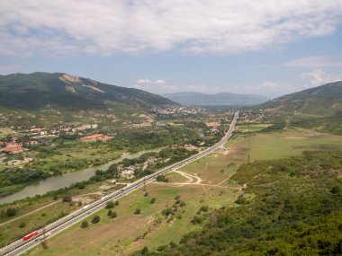 Yeşil manzaranın Jvari Manastırı 'ndan (Gürcistan)