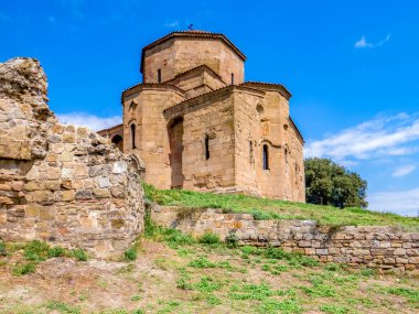 Güzel doğa ve Jvari Manastırı, 6. yüzyılın Gürcü Ortodoks manastırı dağ tepesinde eski Mtskheta kasabası (UNESCO Dünya Mirası sahası))