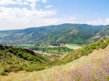 Yeşil manzaranın Jvari Manastırı 'ndan (Gürcistan)