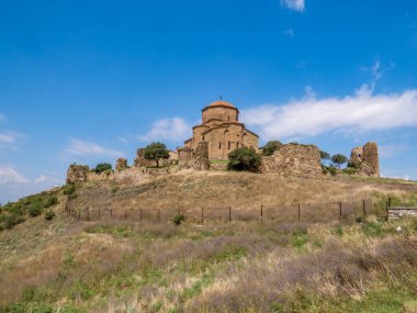Güzel doğa ve Jvari Manastırı, 6. yüzyılın Gürcü Ortodoks manastırı dağ tepesinde eski Mtskheta kasabası (UNESCO Dünya Mirası sahası))