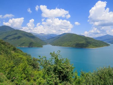 Gürcistan Askeri Yolu 'ndaki Kafkasya Dağları ile çevrili, turkuaz suyla çevrili Zhinvali Barajı Panoraması. Aragvi Nehri, Gürcistan 'da hidroelektrik baraj.