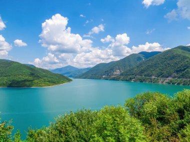 Gürcistan Askeri Yolu 'ndaki Kafkasya Dağları ile çevrili, turkuaz suyla çevrili Zhinvali Barajı Panoraması. Aragvi Nehri, Gürcistan 'da hidroelektrik baraj.