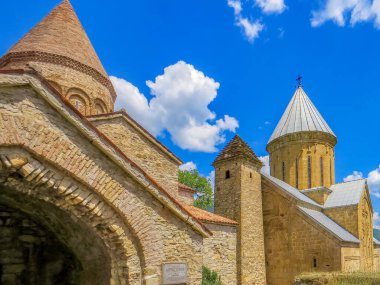 Ananuri Kalesi, mavi gökyüzü arka planında büyük kilise binaları, Ananuri köyünün tarihi simgesi şato kompleksi, Gürcistan 'da popüler bir turizm merkezi..