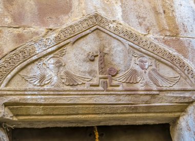 Ananuri Kalesi, mavi gökyüzü arka planında büyük kilise binaları, Ananuri köyünün tarihi simgesi şato kompleksi, Gürcistan 'da popüler bir turizm merkezi..