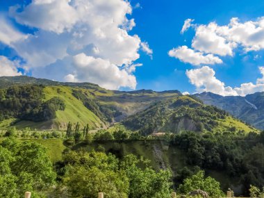 Gürcistan 'dan Rusya' ya giden Gürcistan Askeri Yolundaki Kafkas Dağları manzarası. Kudskoe veya Gudskoe geçidi.