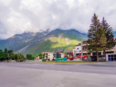 Stepantsminda, Georgia. Stepantsminda Oteli ve Alexander Kazbegi Meydanı 'ndaki restoran, eski adıyla Kazbegi. Georgia.