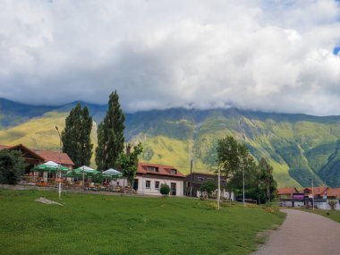 Stepantsminda, Georgia. Stepantsminda Oteli ve Alexander Kazbegi Meydanı 'ndaki restoran, eski adıyla Kazbegi. Georgia.
