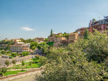 Gürcistan 'ın Tiflis kentindeki Kraliçe Darejan Sarayı' nın (Sachino) manzara duvarları. Kraliyet yazlık sarayı Kafkas bölgesinin popüler bir turistik merkezidir..