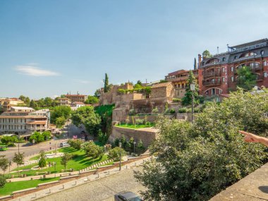 Gürcistan 'ın Tiflis kentindeki Kraliçe Darejan Sarayı' nın (Sachino) manzara duvarları. Kraliyet yazlık sarayı Kafkas bölgesinin popüler bir turistik merkezidir..