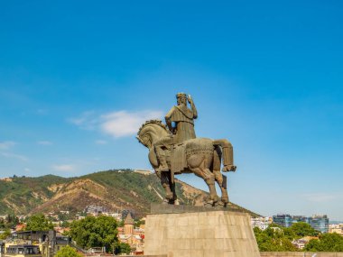 Gürcistan 'ın Tiflis kentindeki Mtkvari nehrinin üzerindeki uçurumda Kral Vakhtang Gorgasali anıtı.