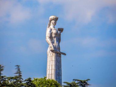 Tiflis, Georgia. Kartlis Deda, Gürcistan 'ın başkenti Tiflis' te bir anıttır. 1958 'de Sololaki Tepesi' nin tepesinde, Tiflis 'in 1500. yıldönümünde inşa edildi..