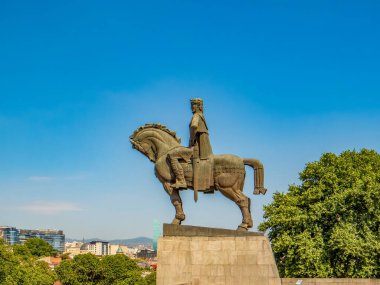 Gürcistan 'ın Tiflis kentindeki Mtkvari nehrinin üzerindeki uçurumda Kral Vakhtang Gorgasali anıtı.