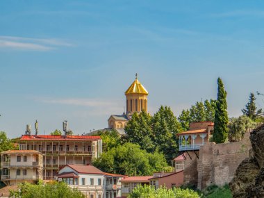 Balkon ve Teras Kraliçe Darejan'ın Sarayı, Tiflis, Gürcistan'daki kutsal Trinity Katedrali görüntüleyin.