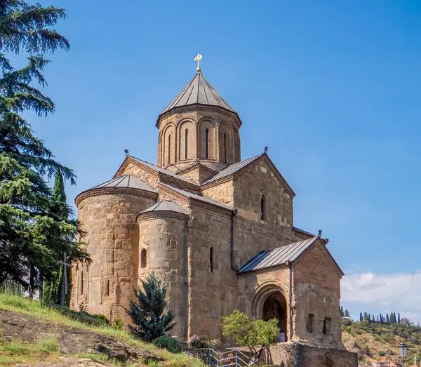 Tiflis, Georgia. Metekhi Bakire Meryem Varsayım Kilisesi (İngilizce: Metekhi Virgin Mary Assumption Church, kısaca Metekhi), Gürcü Ortodoks Hıristiyan kilisesi.