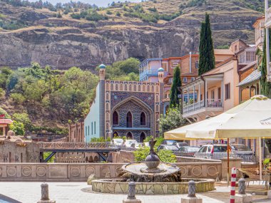 Tiflis, Georgia. Eski Tiflis 'in Abanotubani ilçesindeki Leghvtakhevi Kanyonu' nun yanında İran 'dan esinlenilmiş mimarisi ile bilinen Orbeliani hamamının ikonik mavi kaplamalı binası.