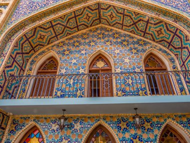 Tiflis, Georgia. Eski Tiflis 'in Abanotubani ilçesindeki Leghvtakhevi Kanyonu' nun yanında İran 'dan esinlenilmiş mimarisi ile bilinen Orbeliani hamamının ikonik mavi kaplamalı binası.