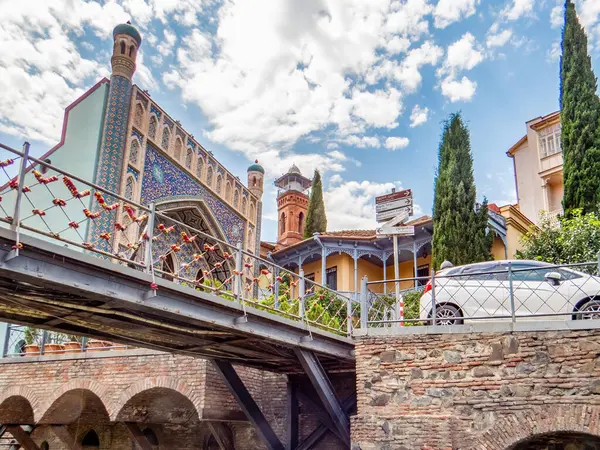 Tiflis, Georgia. Eski Tiflis 'in Abanotubani ilçesindeki Leghvtakhevi Kanyonu' nun yanında İran 'dan esinlenilmiş mimarisi ile bilinen Orbeliani hamamının ikonik mavi kaplamalı binası.